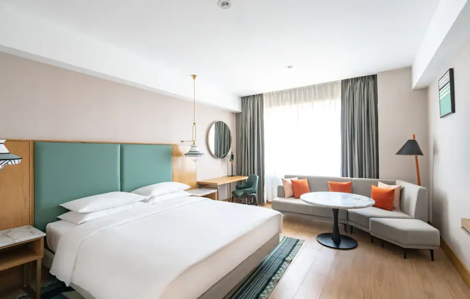 1 King Bed with Club Access