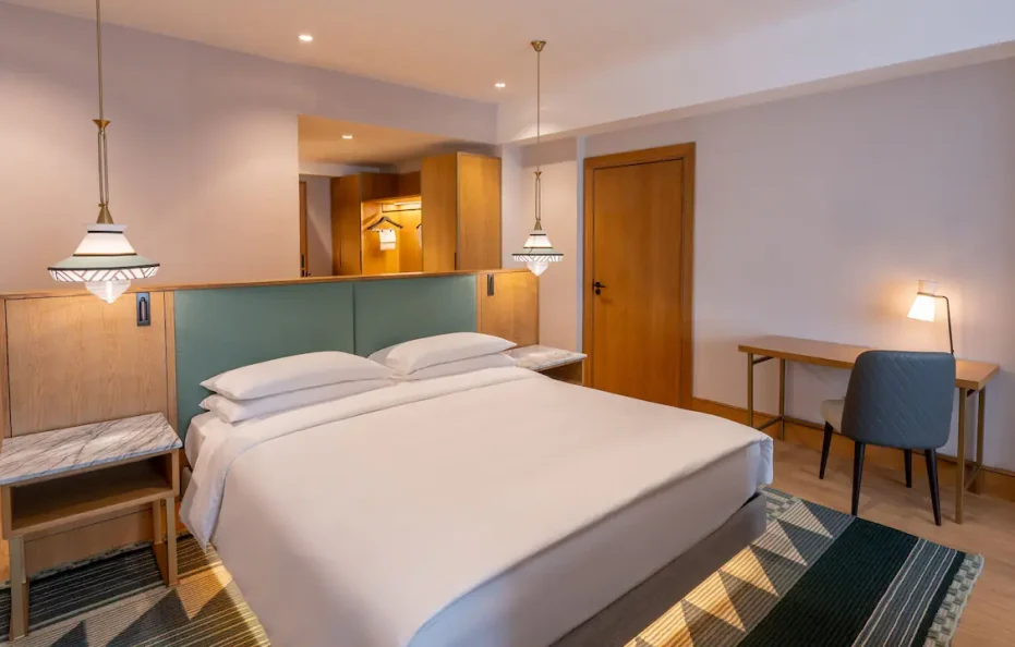 1 King Bed Deluxe With Club Access