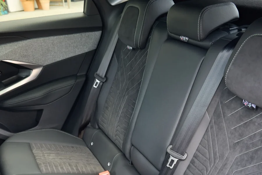 Peugeot 3008 VIP chauffeur BLK
