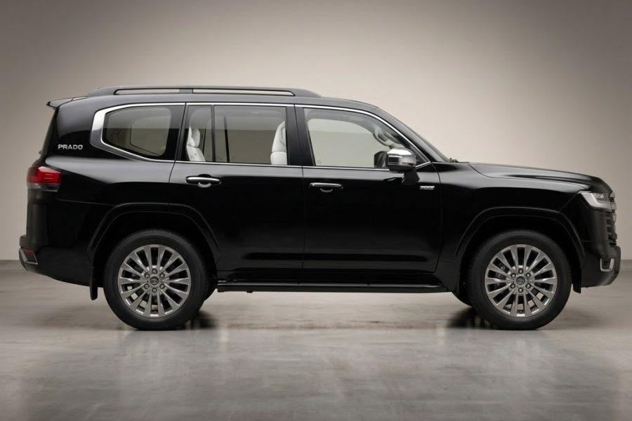 Land Cruiser 300 Black chauffeur